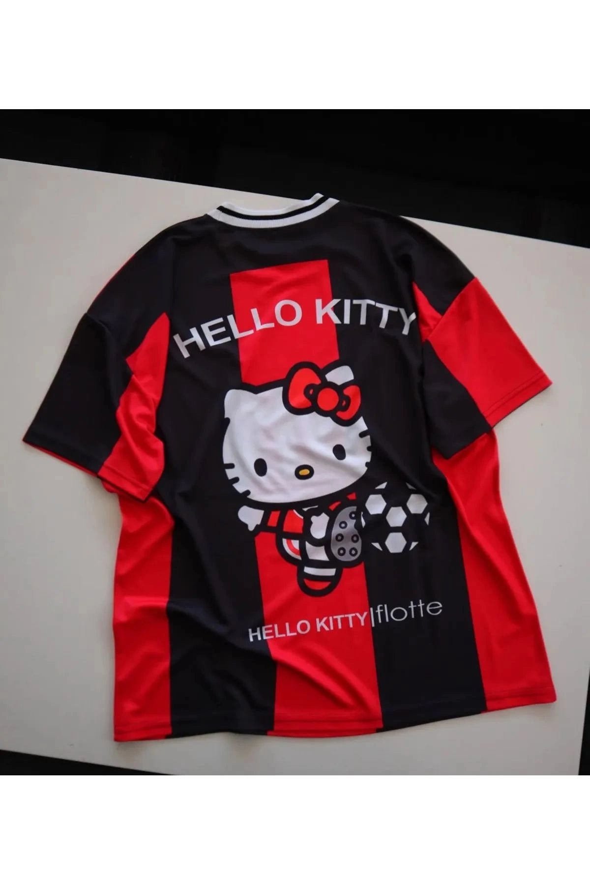 Kitty FORMA Dragon Jersey Beyaz V Yaka T-shirt Kırmızı Siyah Çubuklu