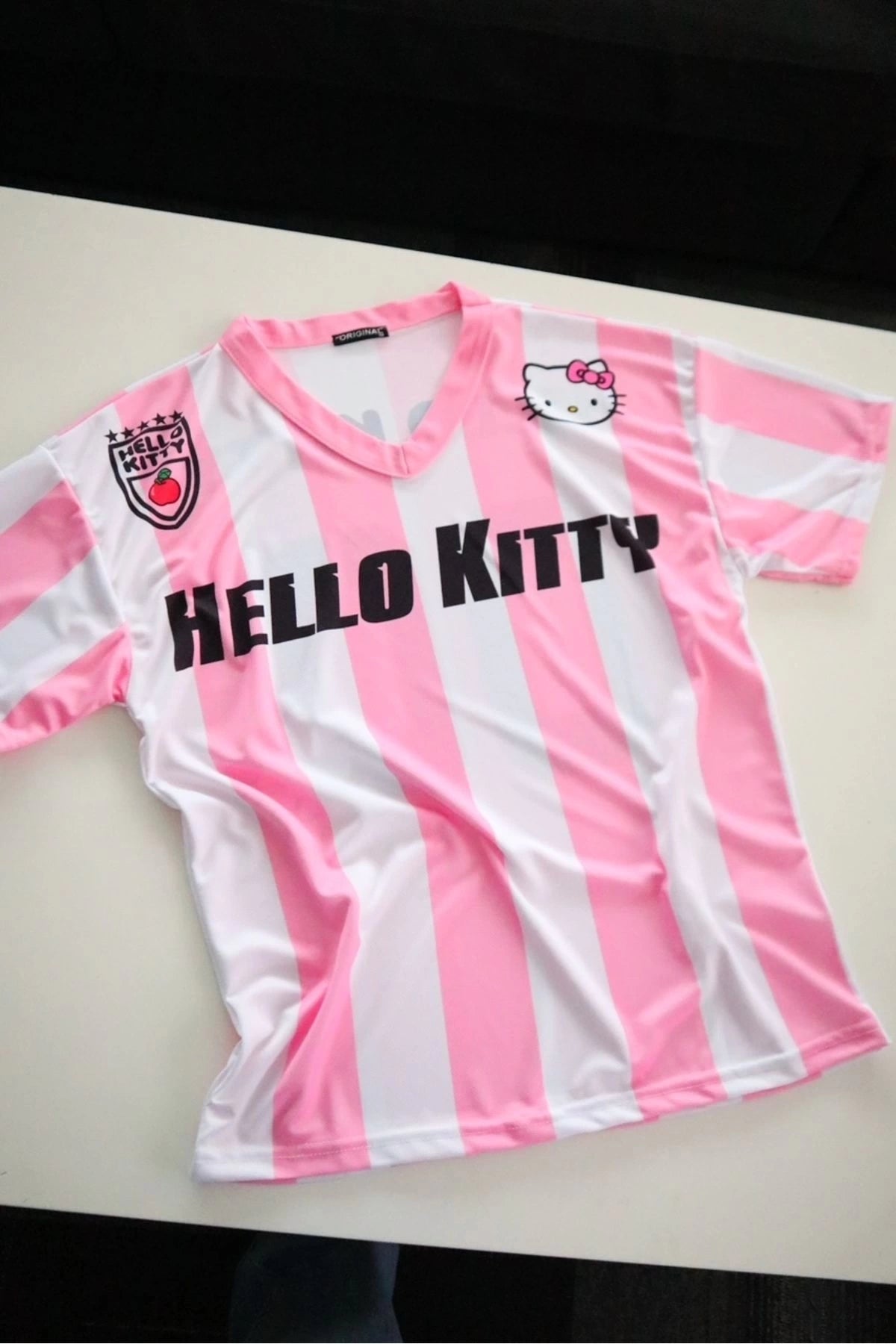 Pembe Beyaz V Yaka Çubuklu Jersey Hello Kitty T-Shirt