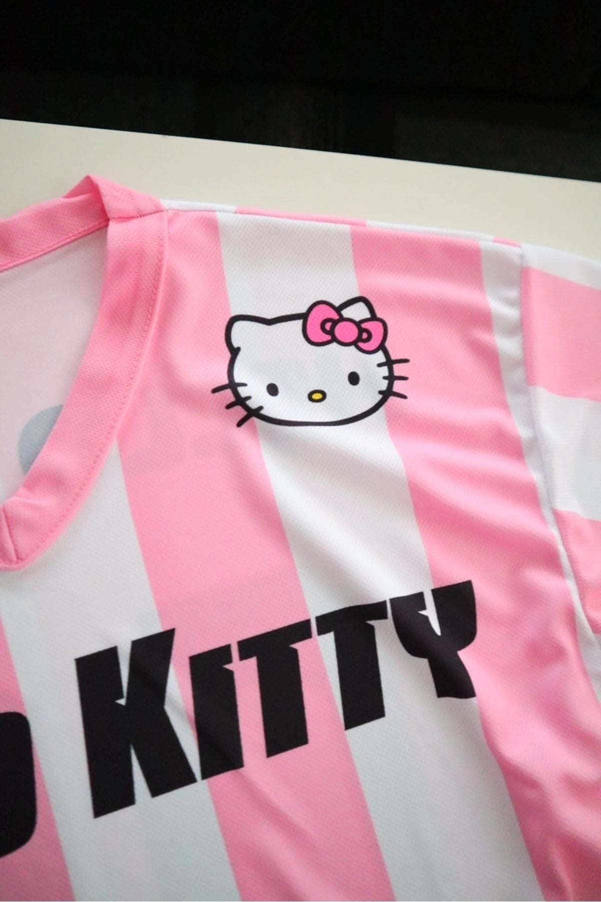 Pembe Beyaz V Yaka Çubuklu Jersey Hello Kitty T-Shirt
