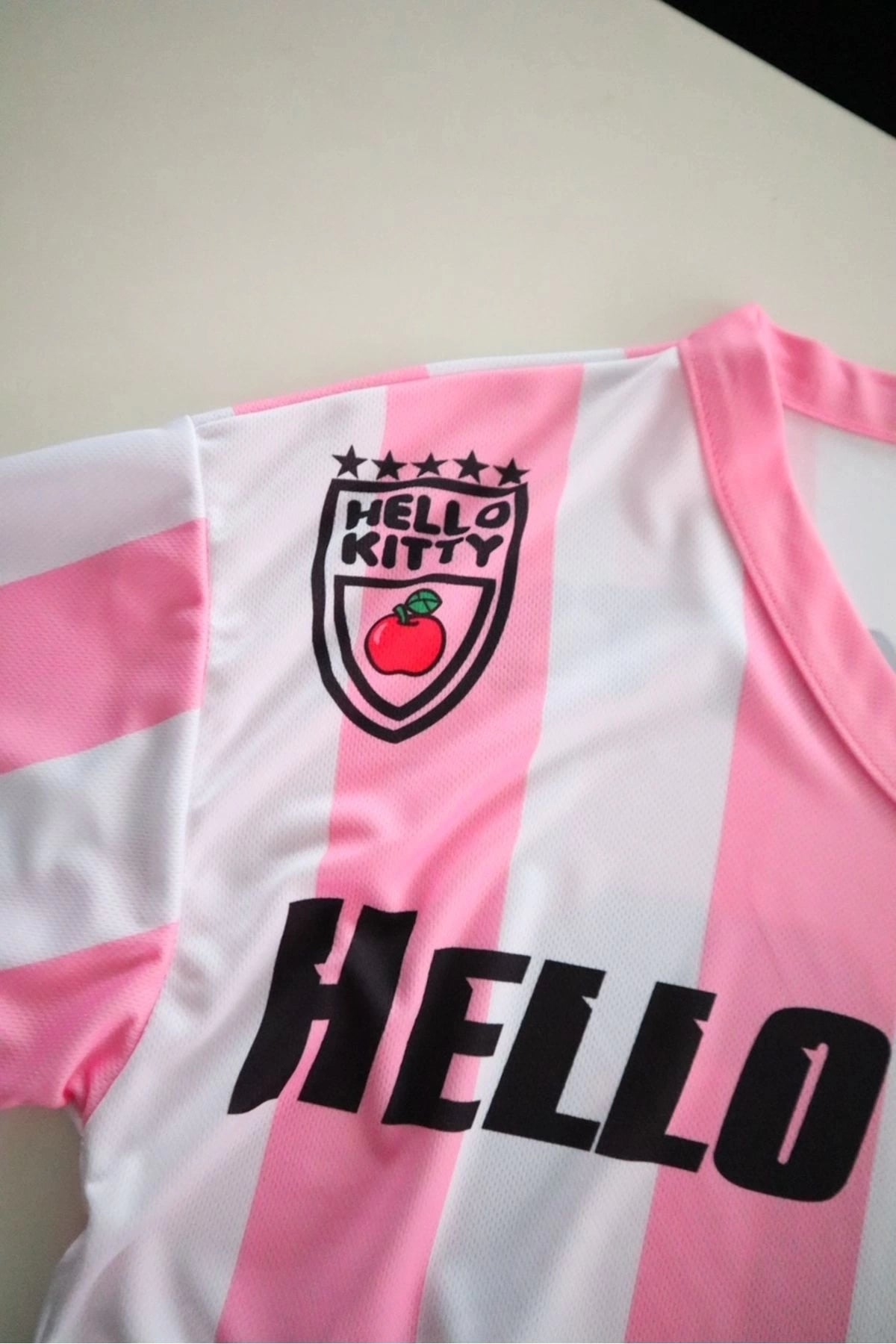 Pembe Beyaz V Yaka Çubuklu Jersey Hello Kitty T-Shirt