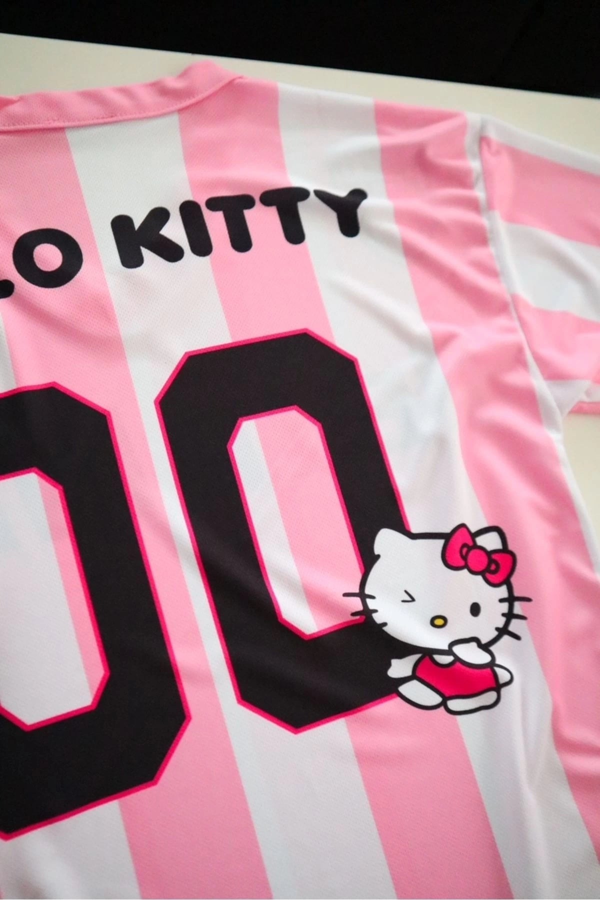 Pembe Beyaz V Yaka Çubuklu Jersey Hello Kitty T-Shirt